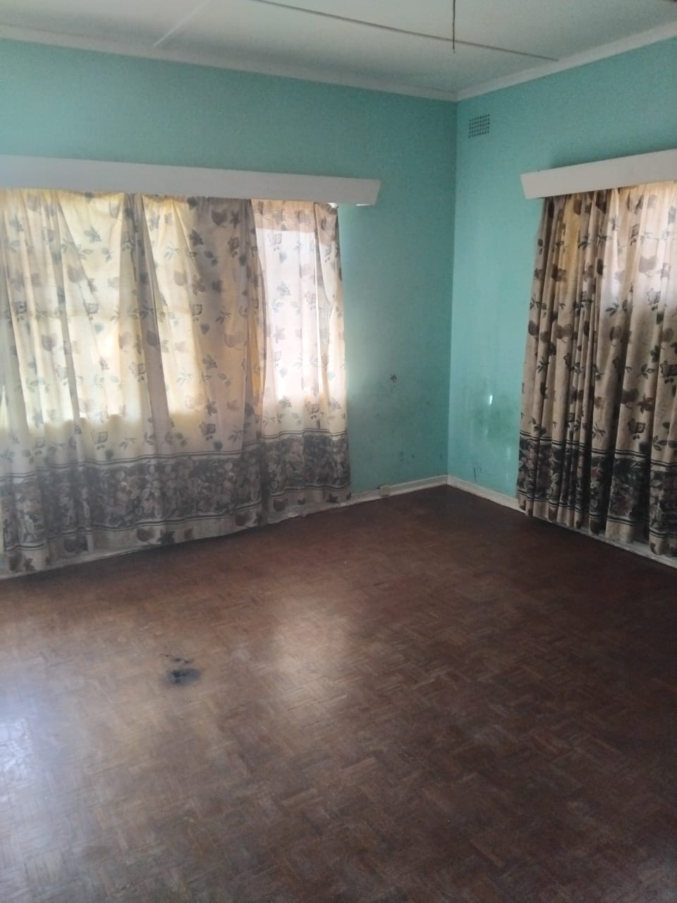 WhatsApp Image 2025-08-27 at 13.38.24_459c5148 4 Bedroomed Sunninghill house for sale