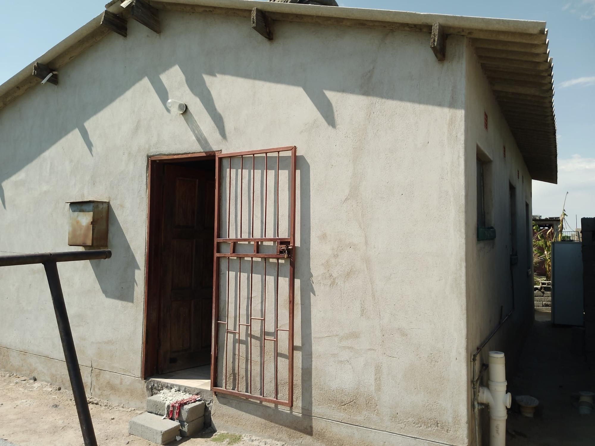89587_gsjbyvbqsq 2 Bedroomed Cowdray Park House For Sale