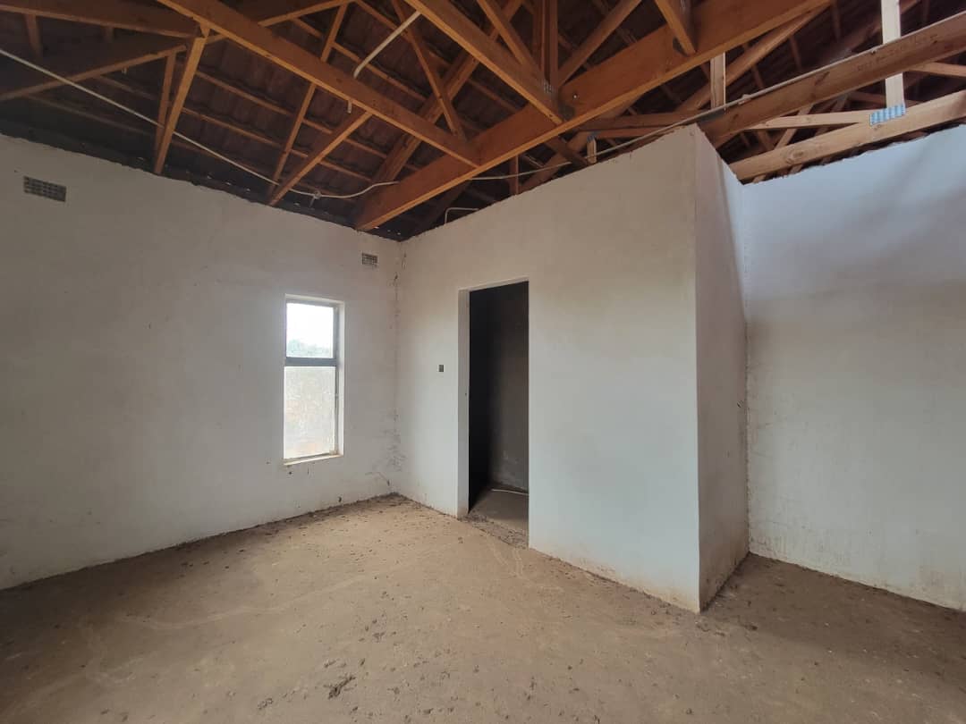 WhatsApp Image 2025-10-15 at 12.00.49_591884ab 4 Bedroom Incomplete house in Newtonwest