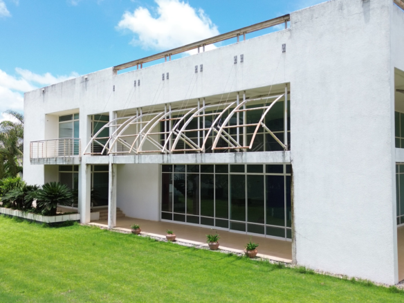 Spacious, well designed 5 Bedroom Burnside double storey for sale
