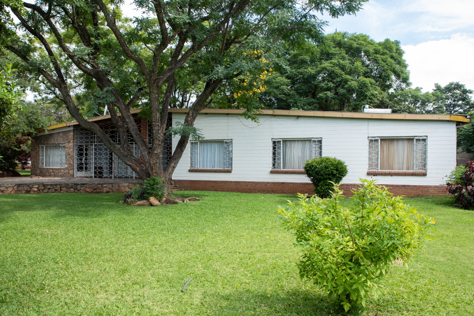 WhatsApp Image 2026-03-18 at 10.40.1114 5 Bedroomed House In Hillside for sale