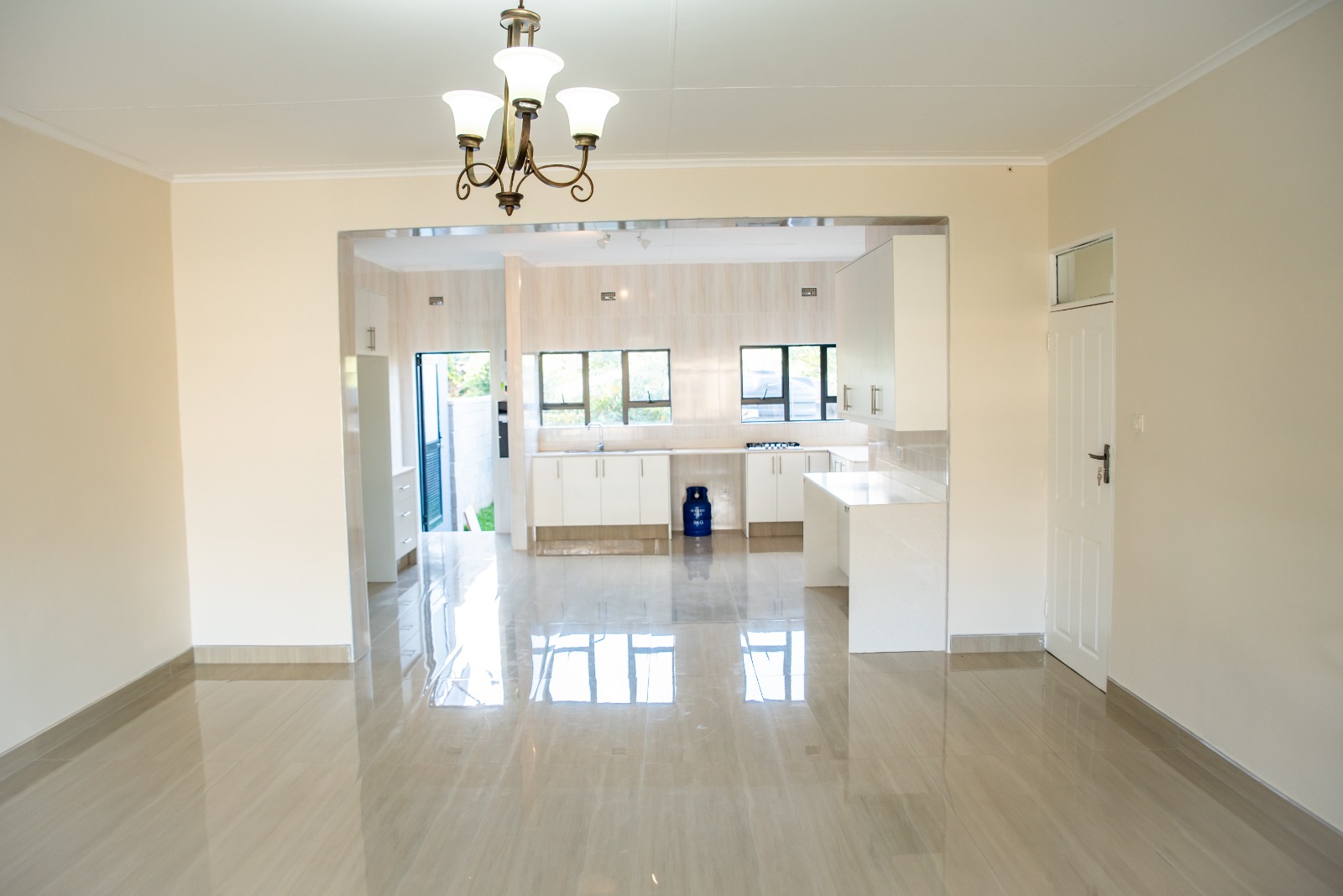 Luxurious 3 Bedroomed Townhouses in Hillside To-Let