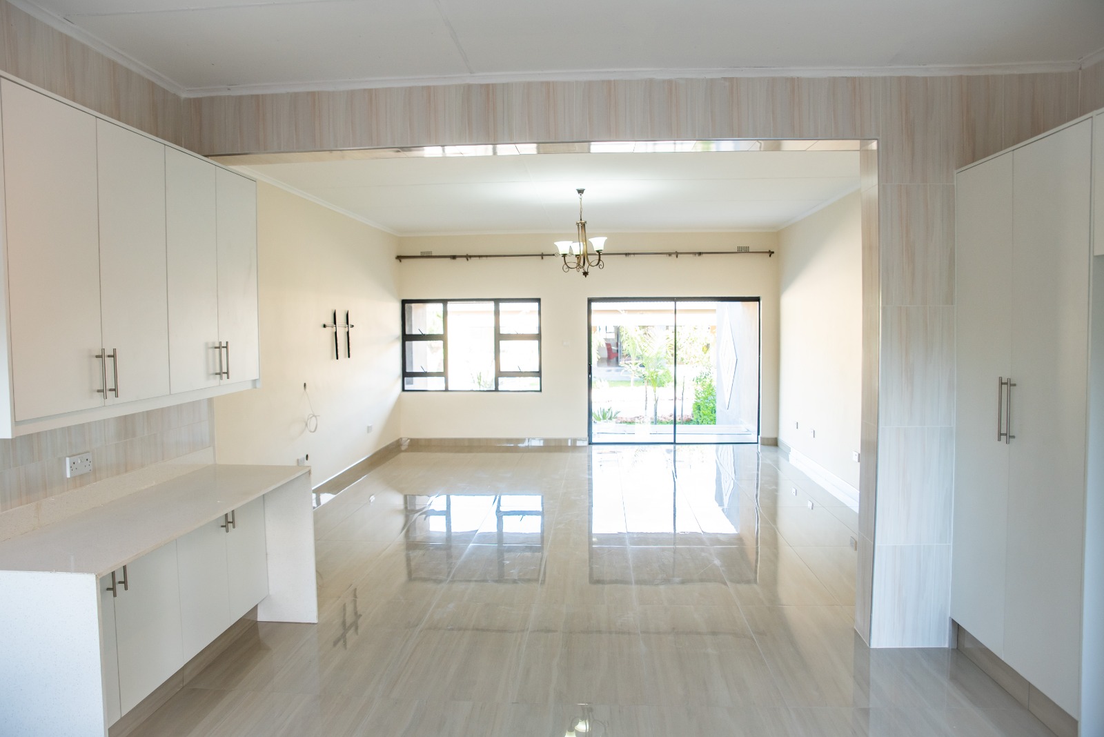 Luxurious 3 Bedroomed Townhouses in Hillside To-Let
