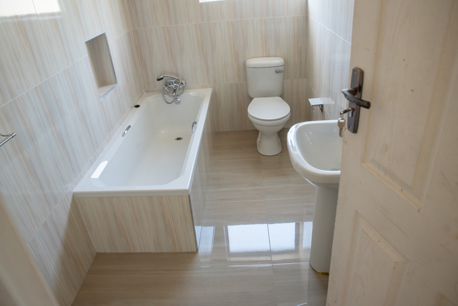 Luxurious 3 Bedroomed Townhouses in Hillside To-Let