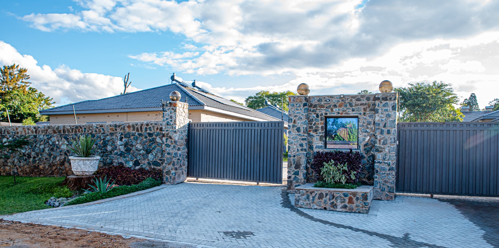 Luxurious 3 Bedroomed Townhouses in Hillside To-Let