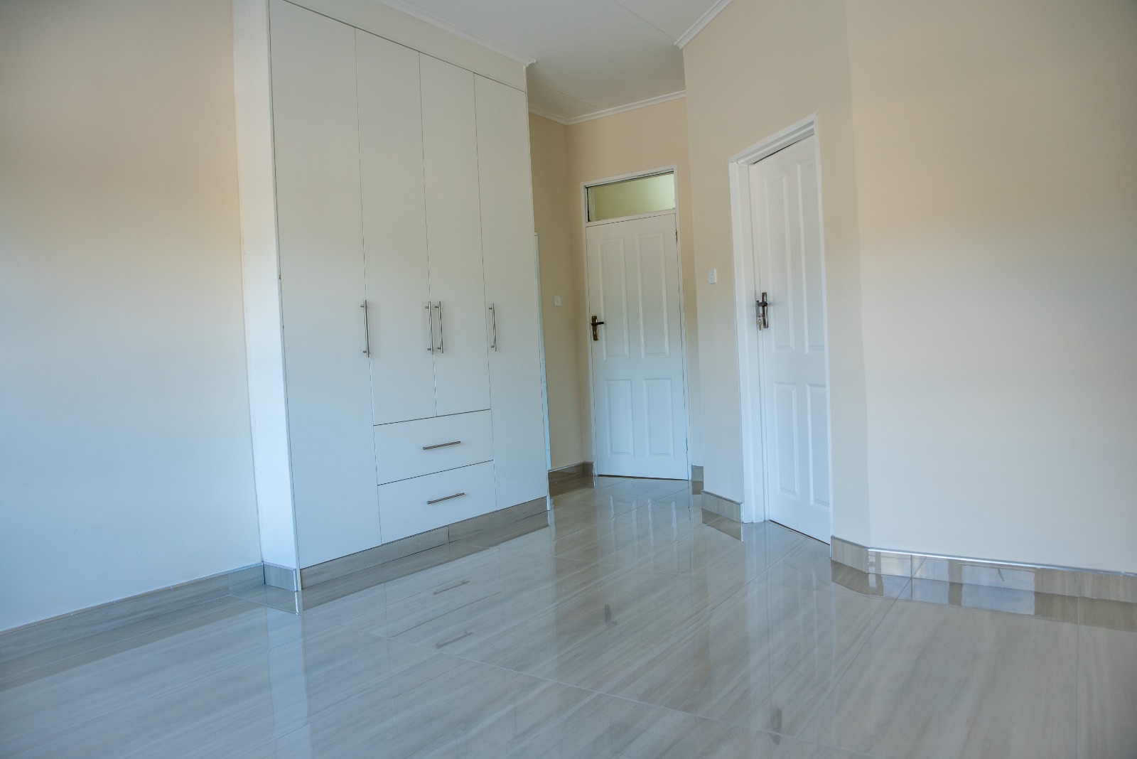 Luxurious 3 Bedroomed Townhouses in Hillside To-Let