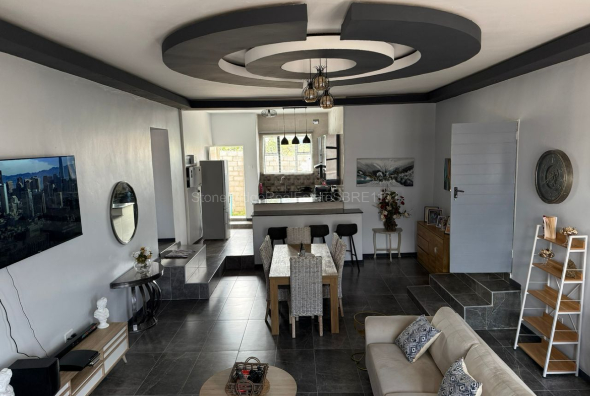 Modern 3 Bedroomed Townhouse in Burnside for sale