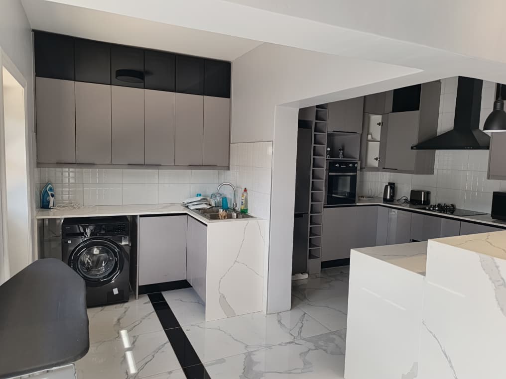 Modern 5 Bedroomed Double Storey Air BnB in Hillside