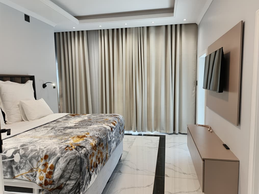 Modern 5 Bedroomed Double Storey Air BnB in Hillside