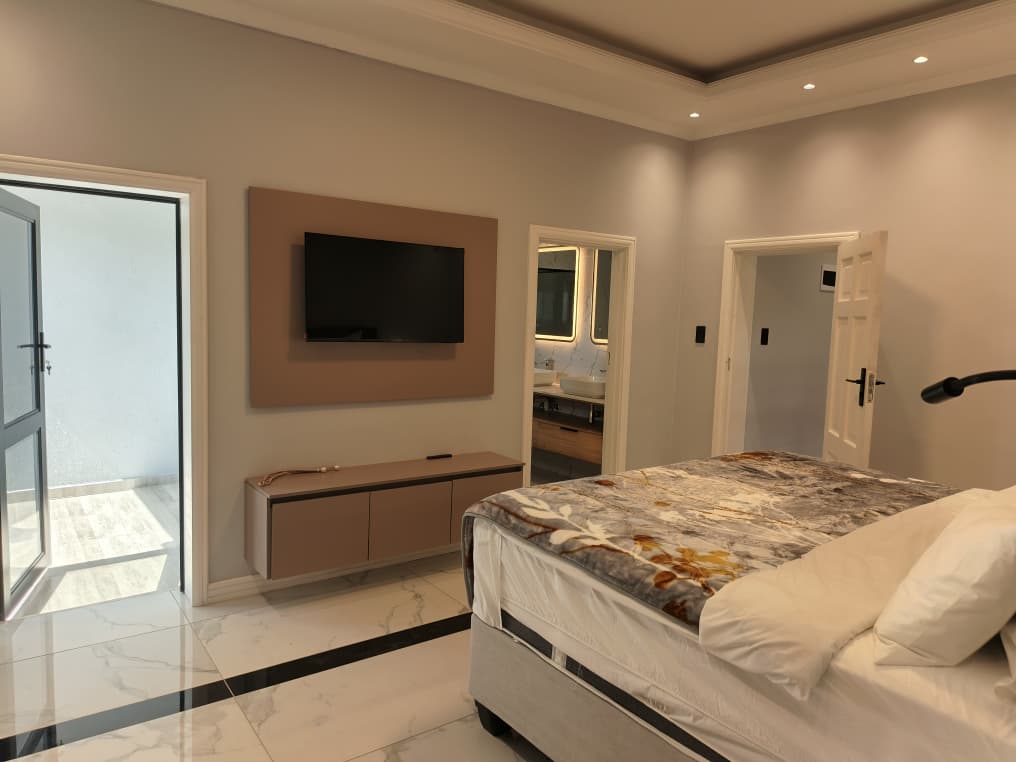 Modern 5 Bedroomed Double Storey Air BnB in Hillside