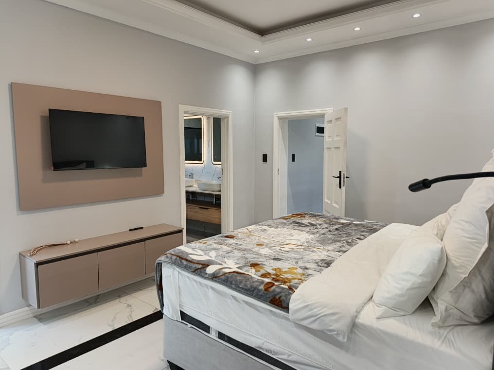 Modern 5 Bedroomed Double Storey Air BnB in Hillside