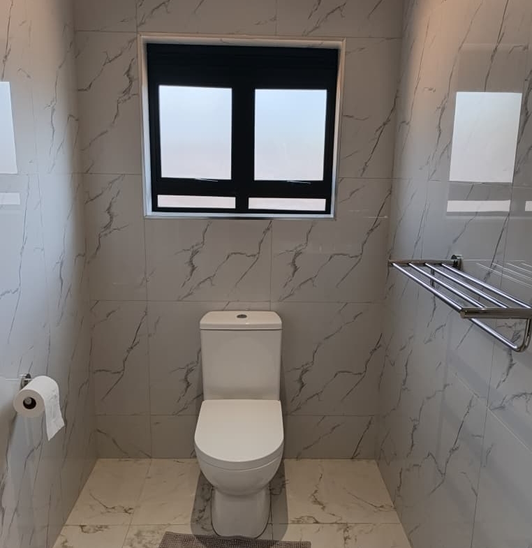 Modern 5 Bedroomed Double Storey Air BnB in Hillside