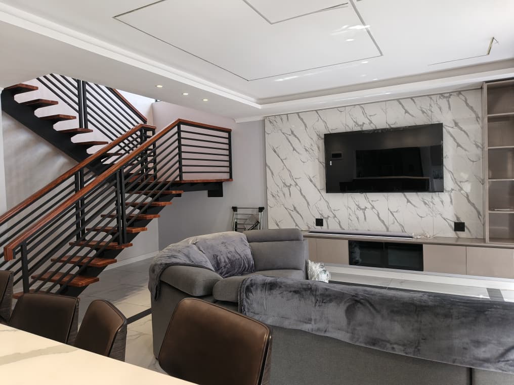 Modern 5 Bedroomed Double Storey Air BnB in Hillside