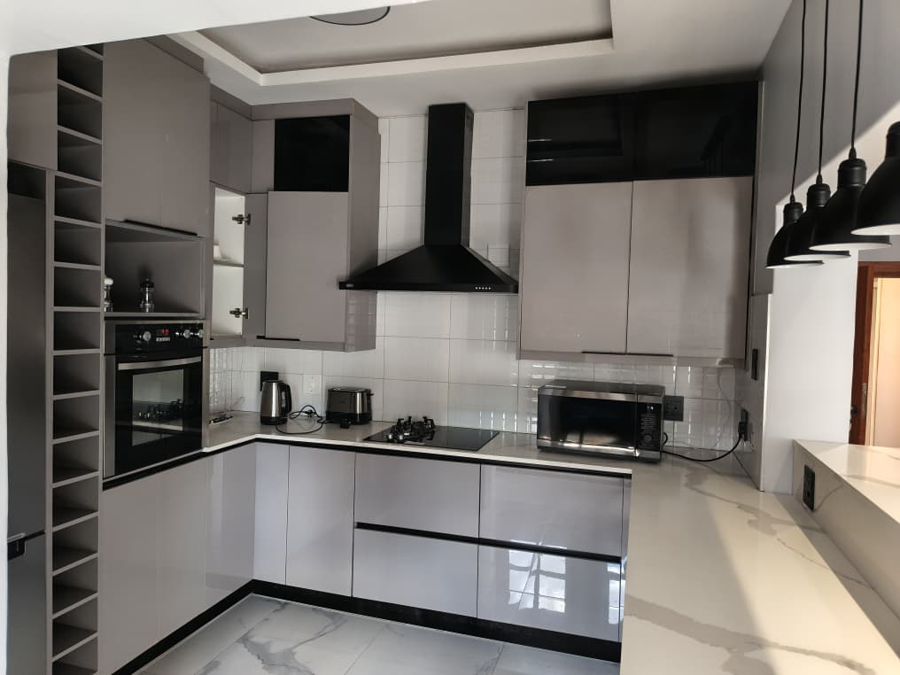 Modern 5 Bedroomed Double Storey Air BnB in Hillside