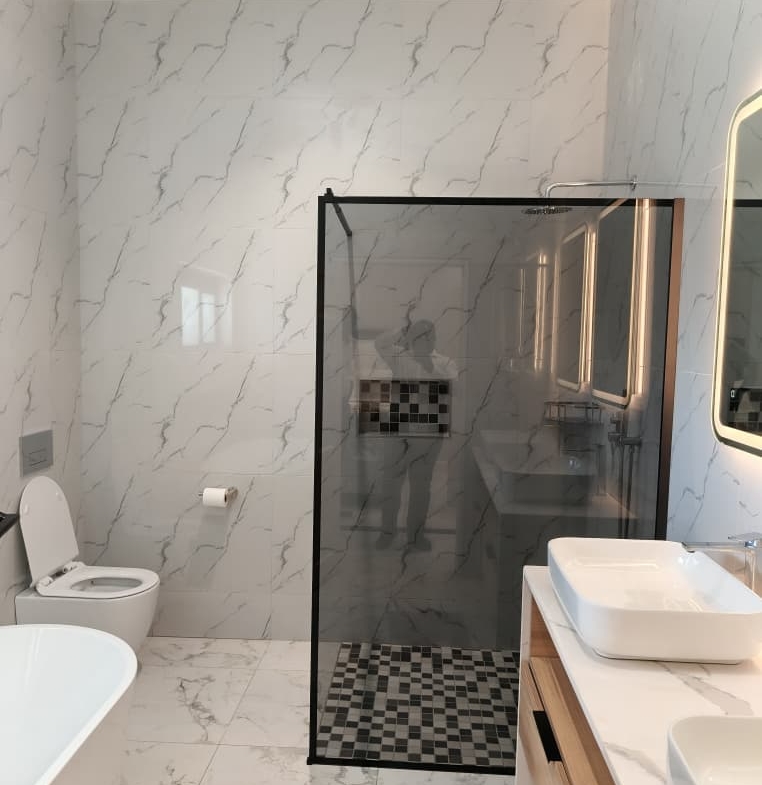Modern 5 Bedroomed Double Storey Air BnB in Hillside