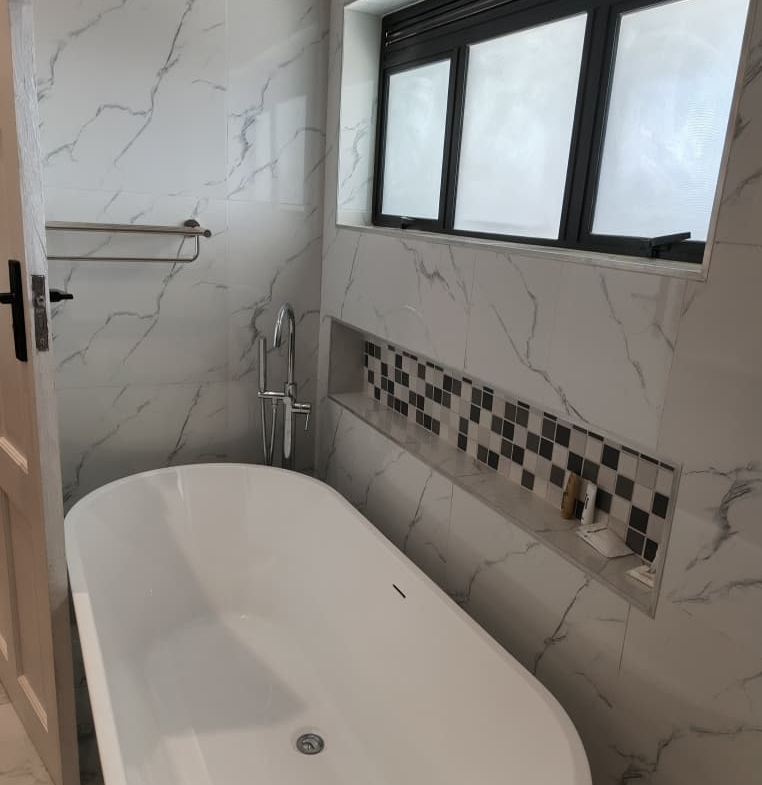 Modern 5 Bedroomed Double Storey Air BnB in Hillside