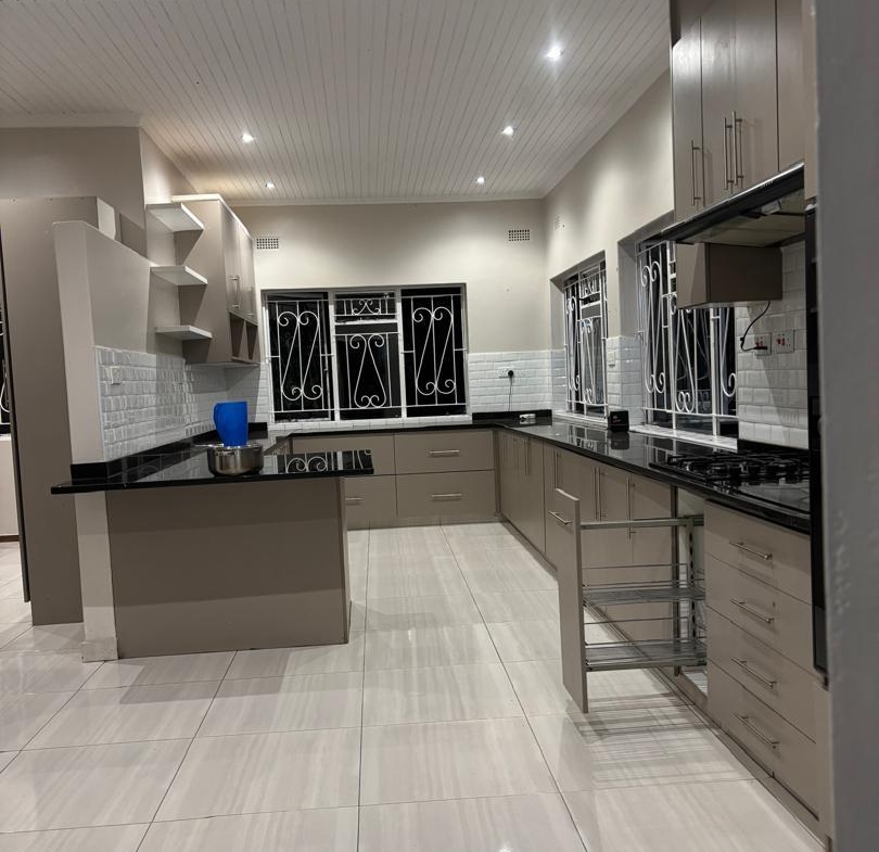 Double Storey House in Highlands Harare to rent