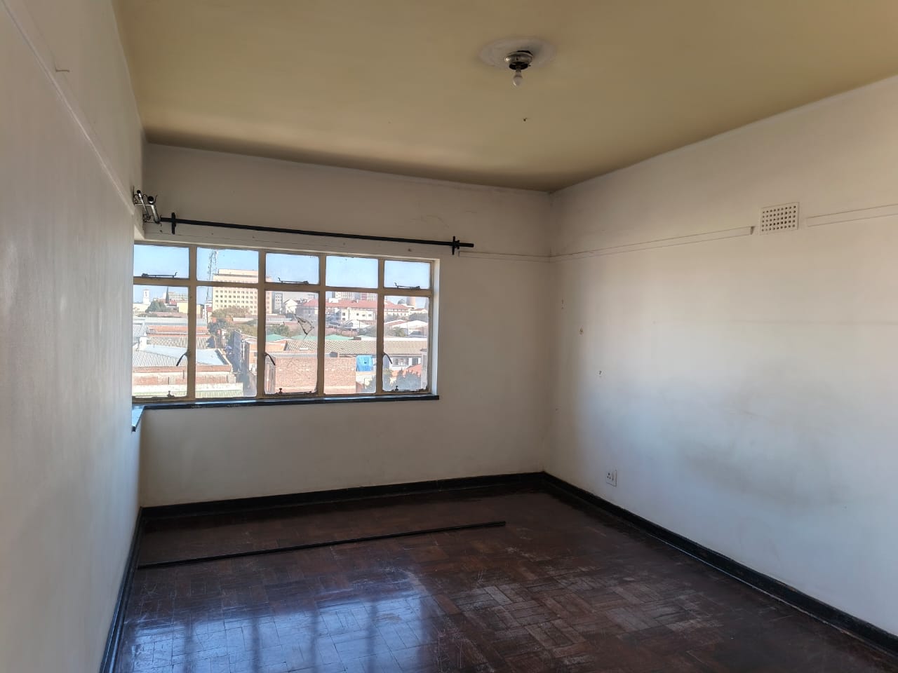 WhatsApp Image 2026-06-16 at 10.57.39 1 Bedroomed Flat in Bulawayo CBD to rent