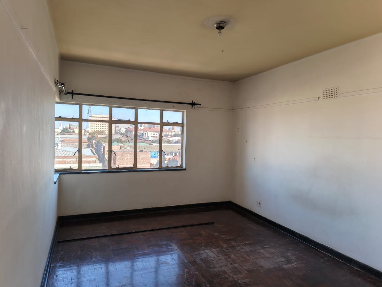 WhatsApp Image 2026-06-16 at 10.57.3rr9 1 Bedroomed Flat in Bulawayo CBD to rent