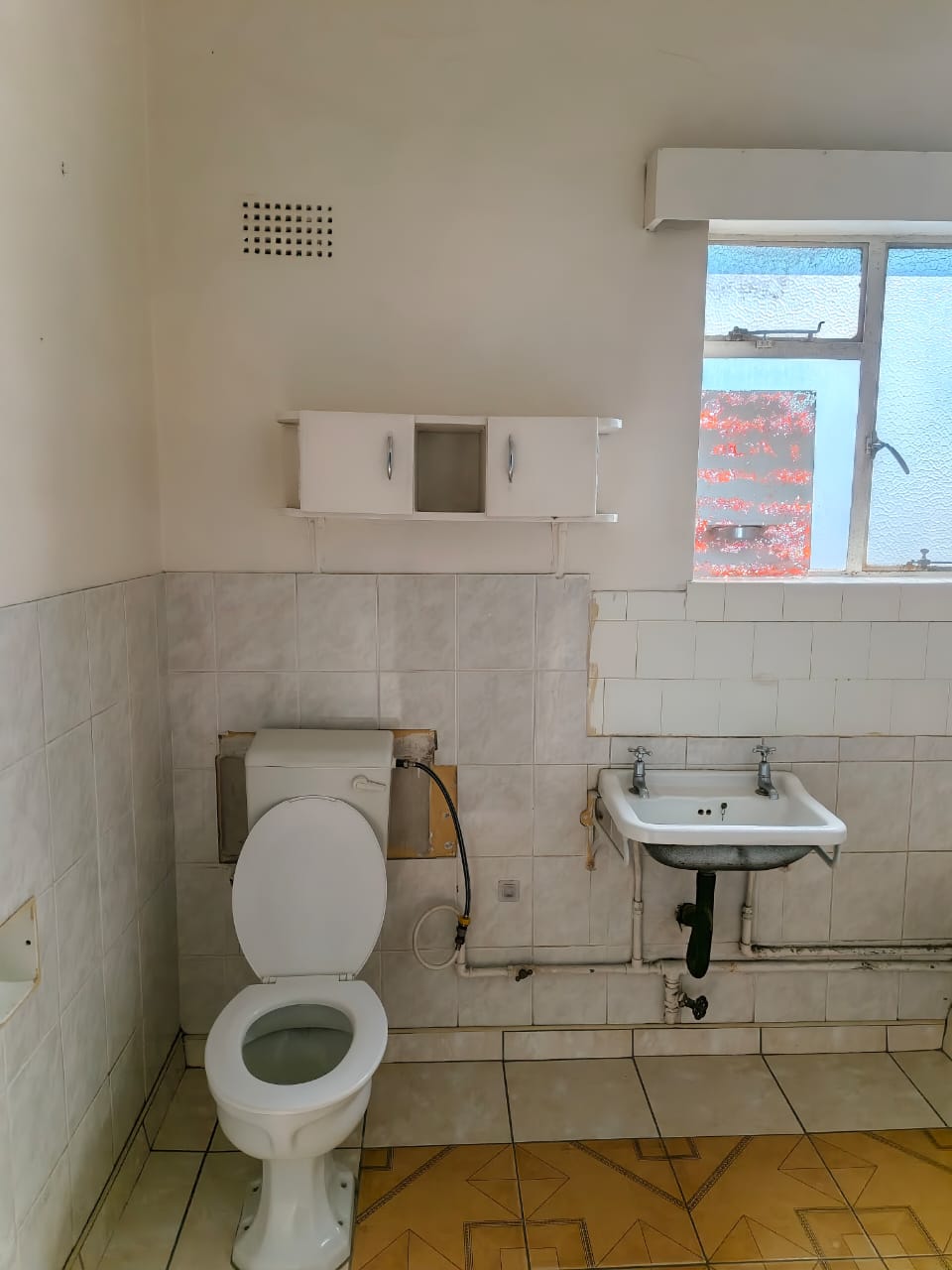 WhatsApp Image 2026-06-16 at 10.57.4g0 1 Bedroomed Flat in Bulawayo CBD to rent