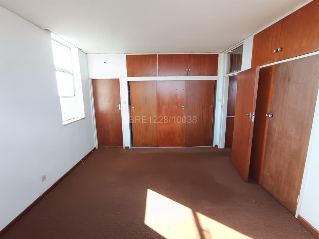 WhatsApp Image 2026-06-22 at 15.50.0kkkkkkkkkkkkkk4 Prime 2 Bedroom flat in Ascot for sale
