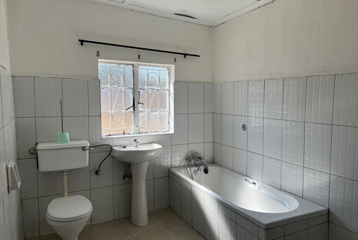 5 Bedroomed House in Hillside For Rental