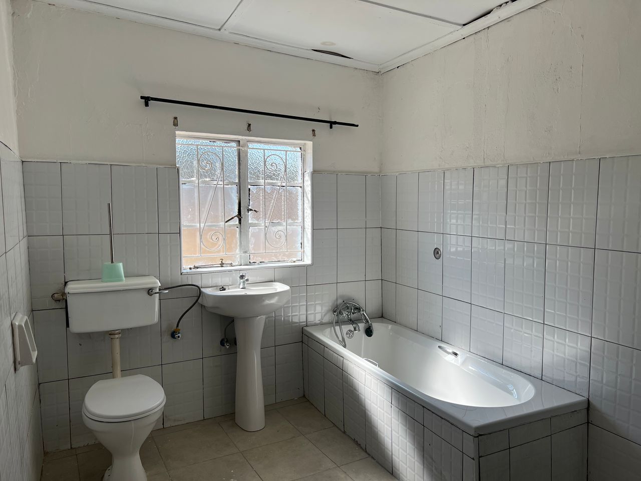 5 Bedroomed House in Hillside For Rental