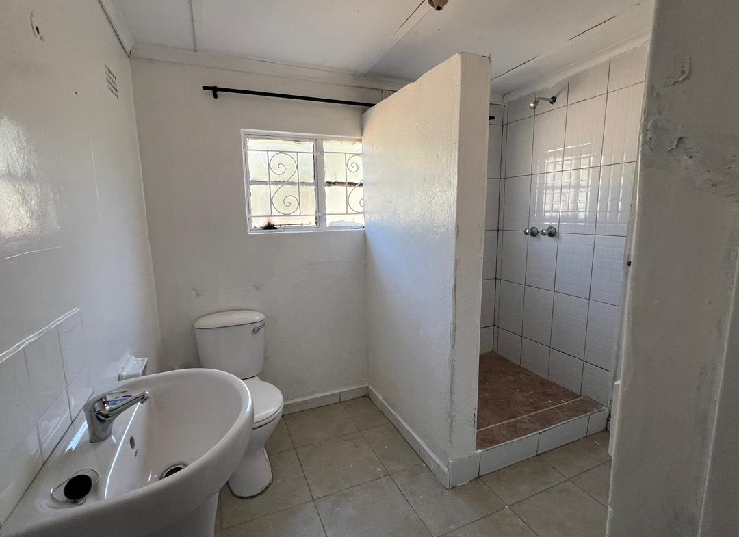 5 Bedroomed House in Hillside For Rental