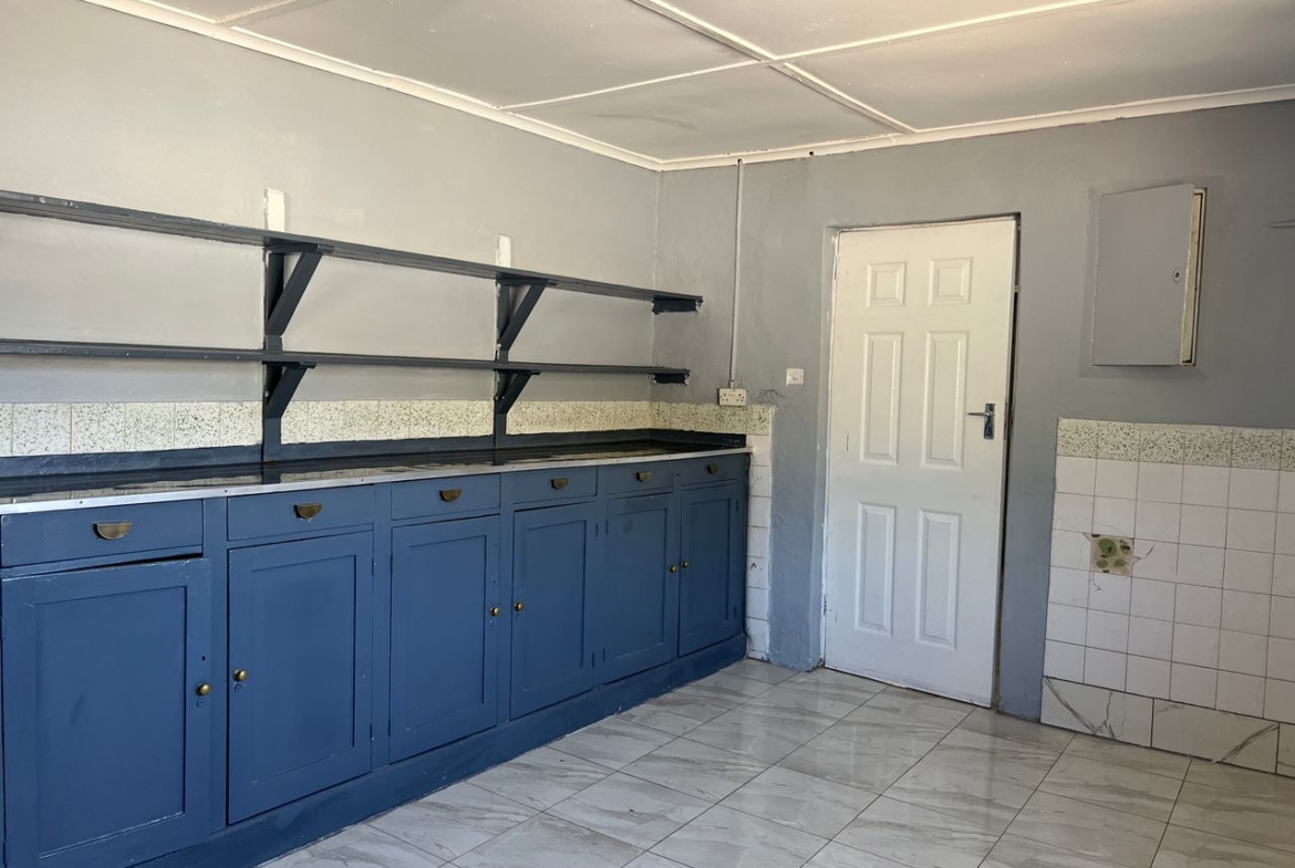 5 Bedroomed House in Hillside For Rental