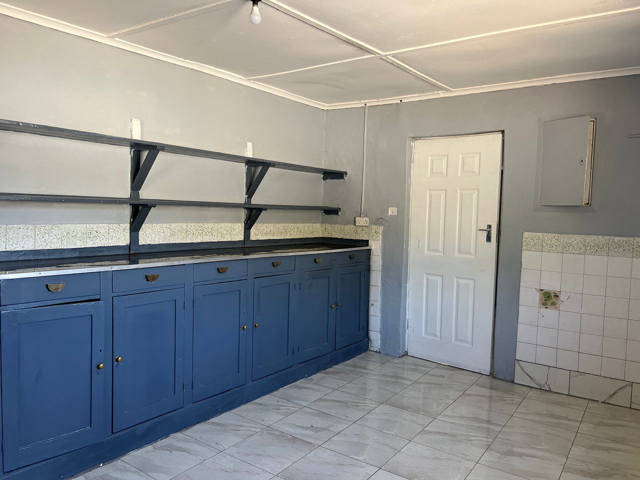 5 Bedroomed House in Hillside For Rental