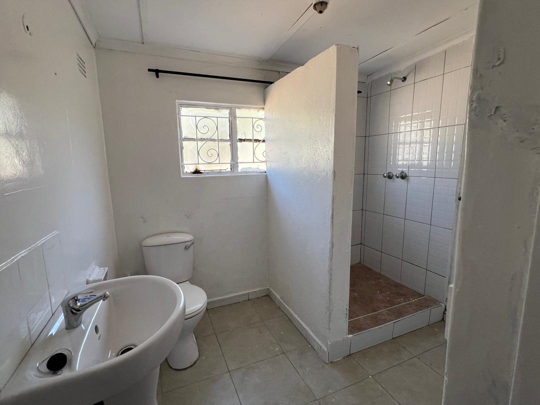 5 Bedroomed House in Hillside For Rental