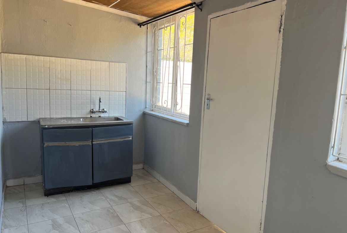 5 Bedroomed House in Hillside For Rental