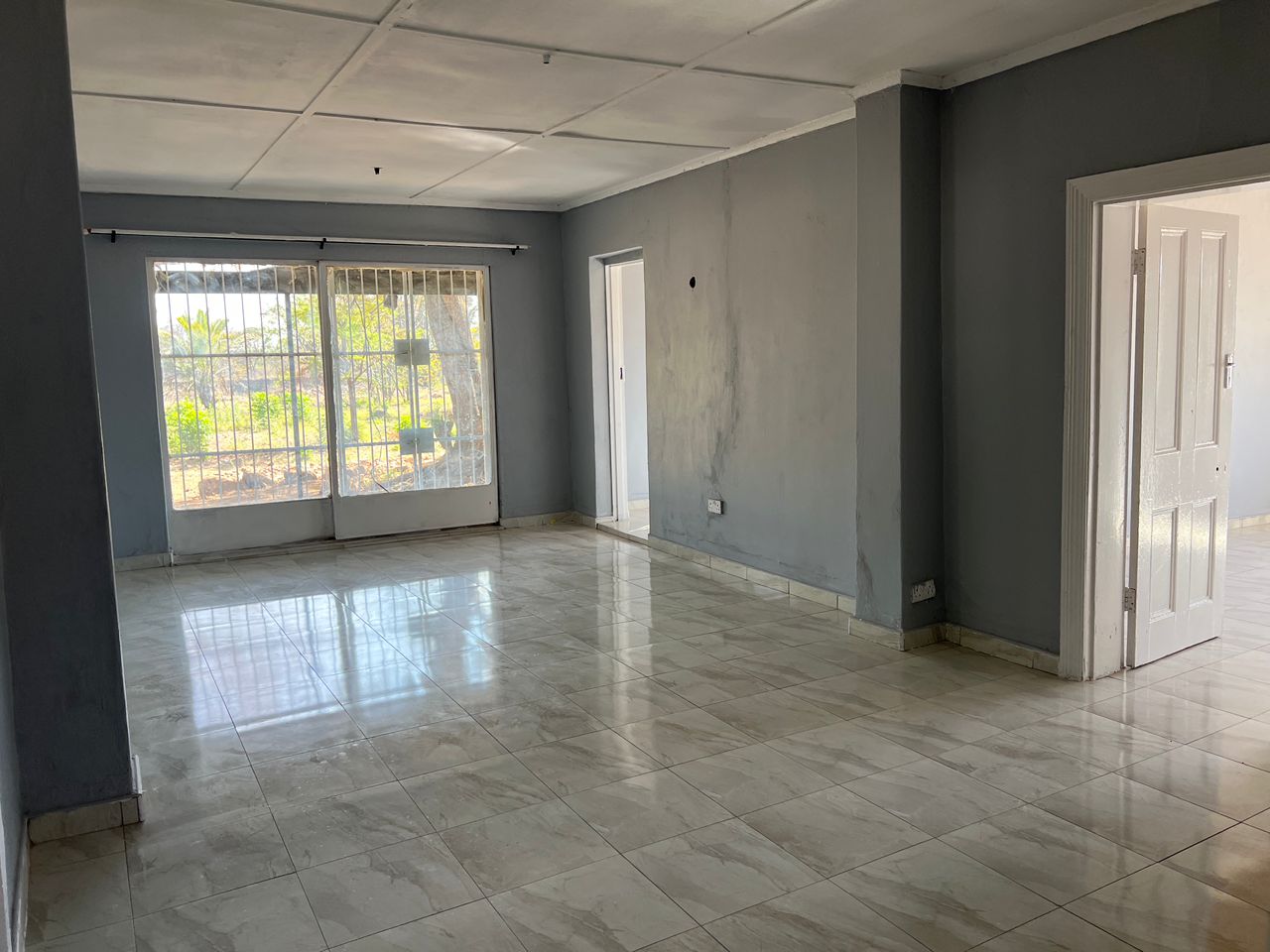 5 Bedroomed House in Hillside For Rental