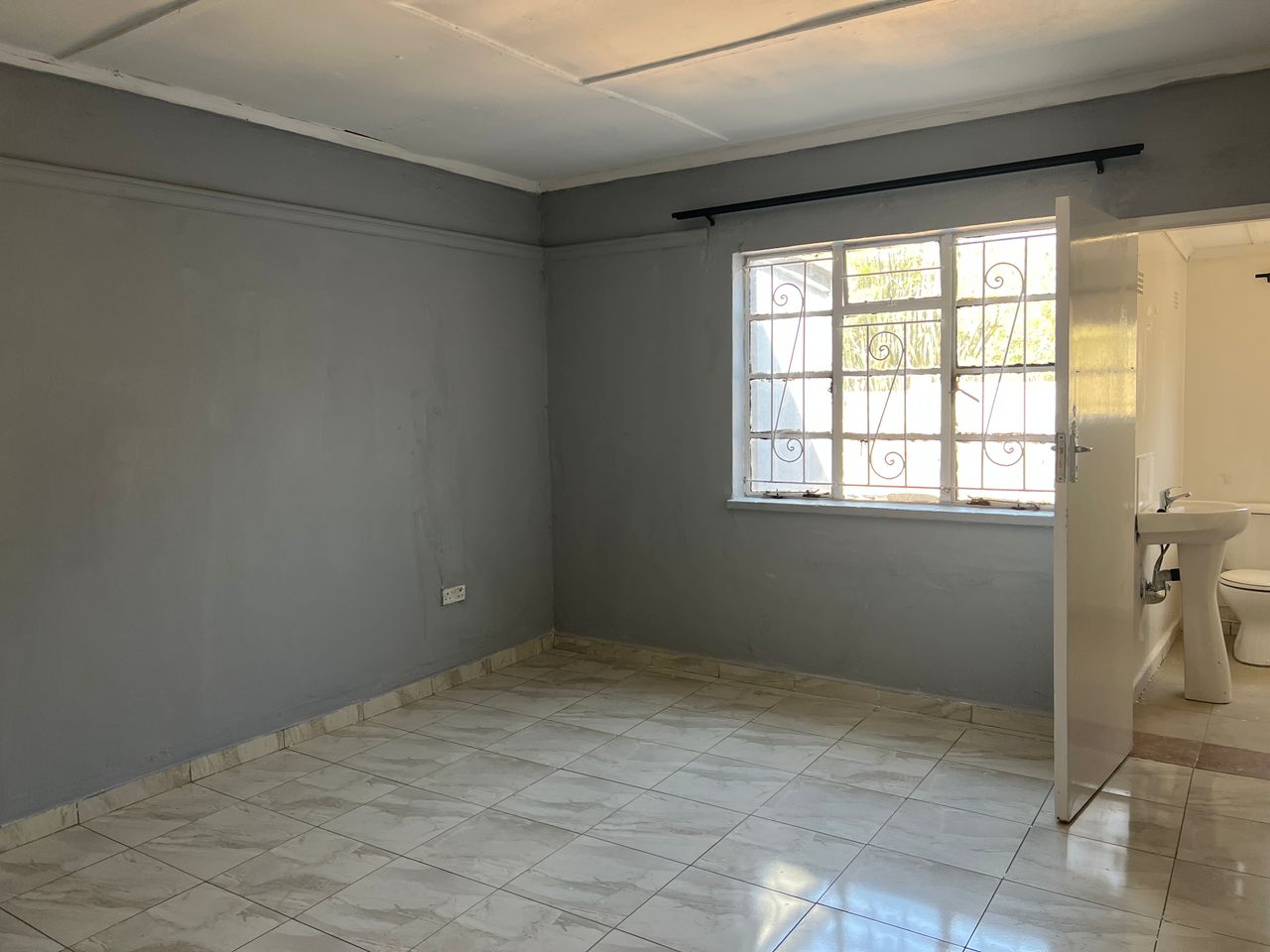 5 Bedroomed House in Hillside For Rental