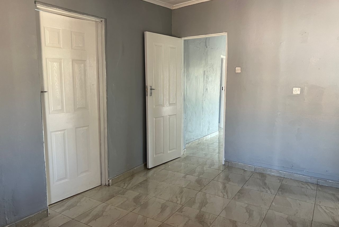 5 Bedroomed House in Hillside For Rental