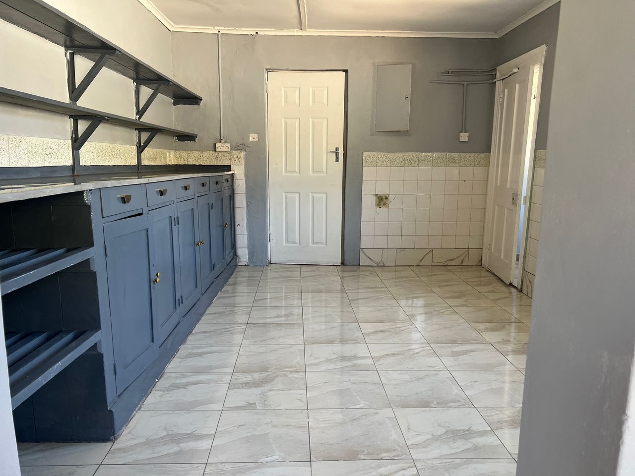 5 Bedroomed House in Hillside For Rental