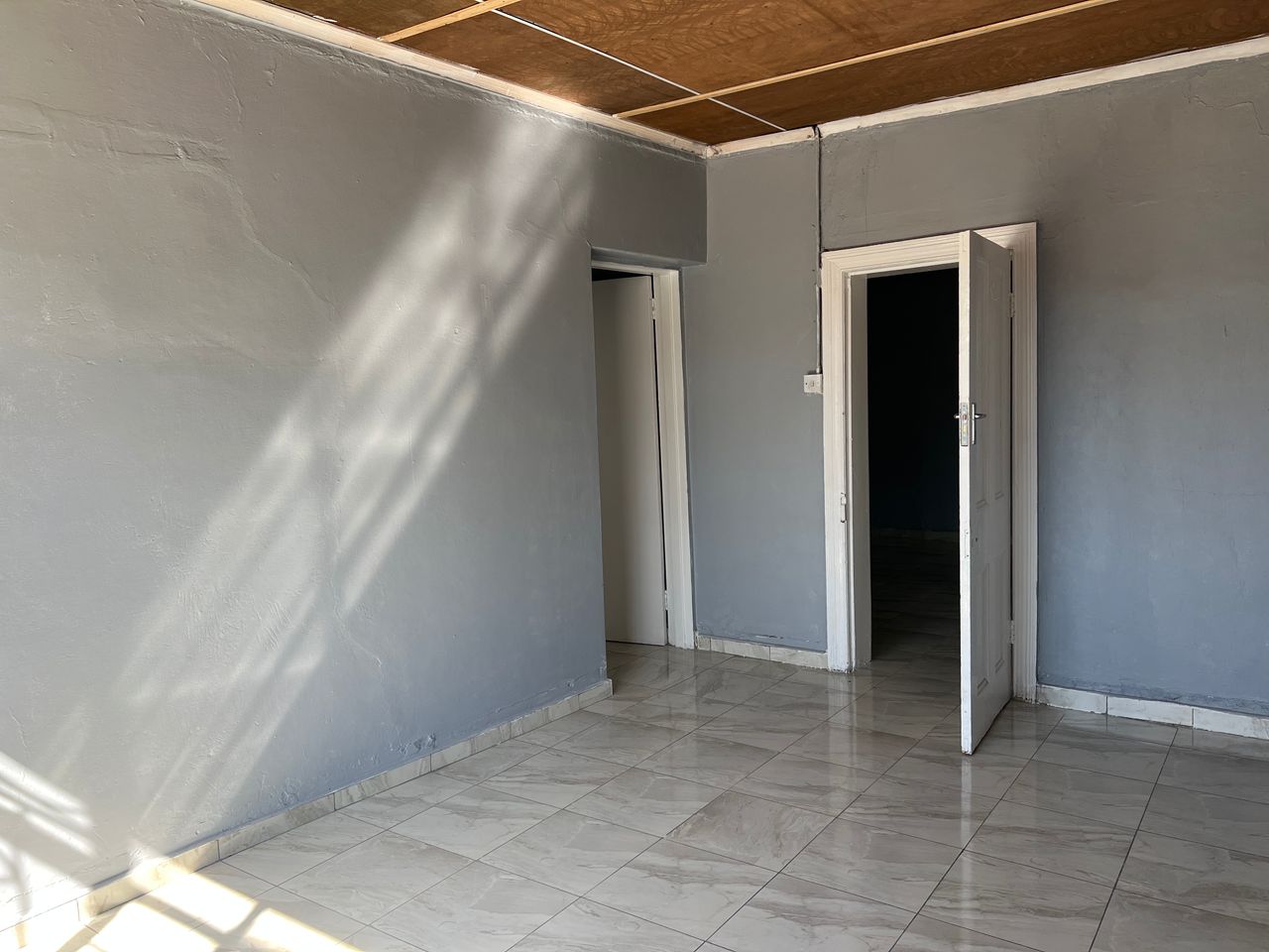 5 Bedroomed House in Hillside For Rental
