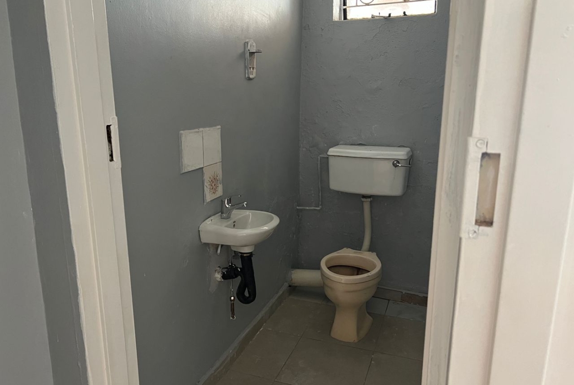 5 Bedroomed House in Hillside For Rental