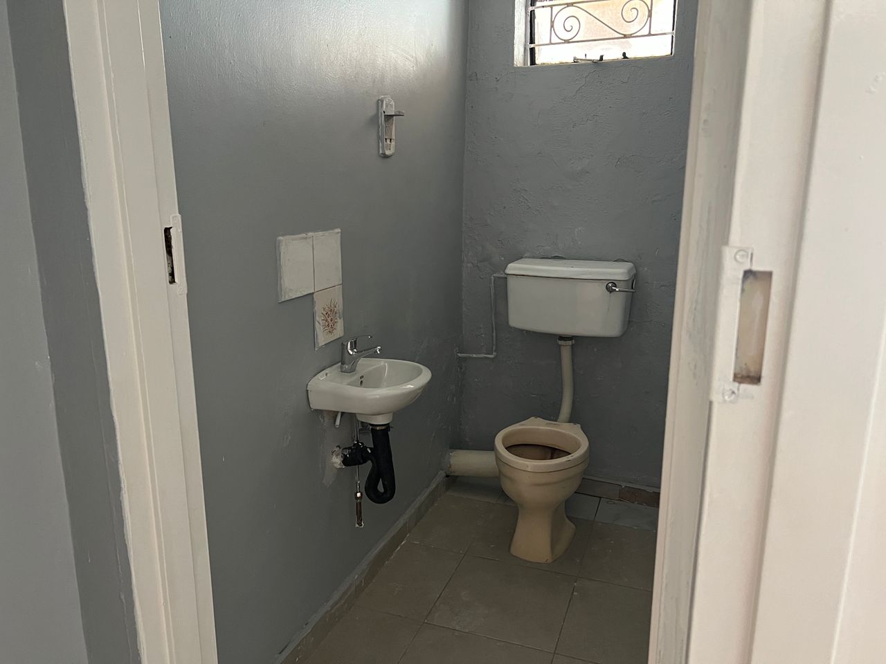 5 Bedroomed House in Hillside For Rental