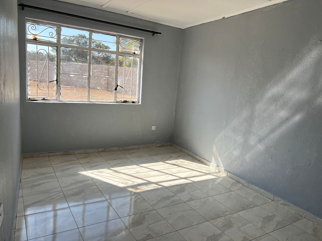 5 Bedroomed House in Hillside For Rental