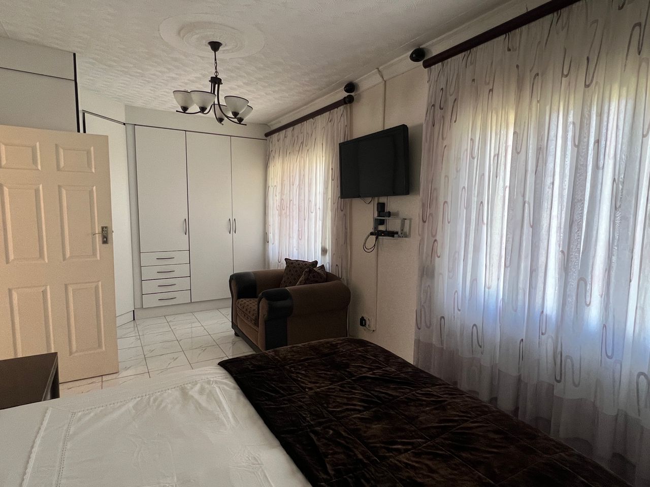 2 Bedroomed Fully Furnished Cottage in Hillside For Rental