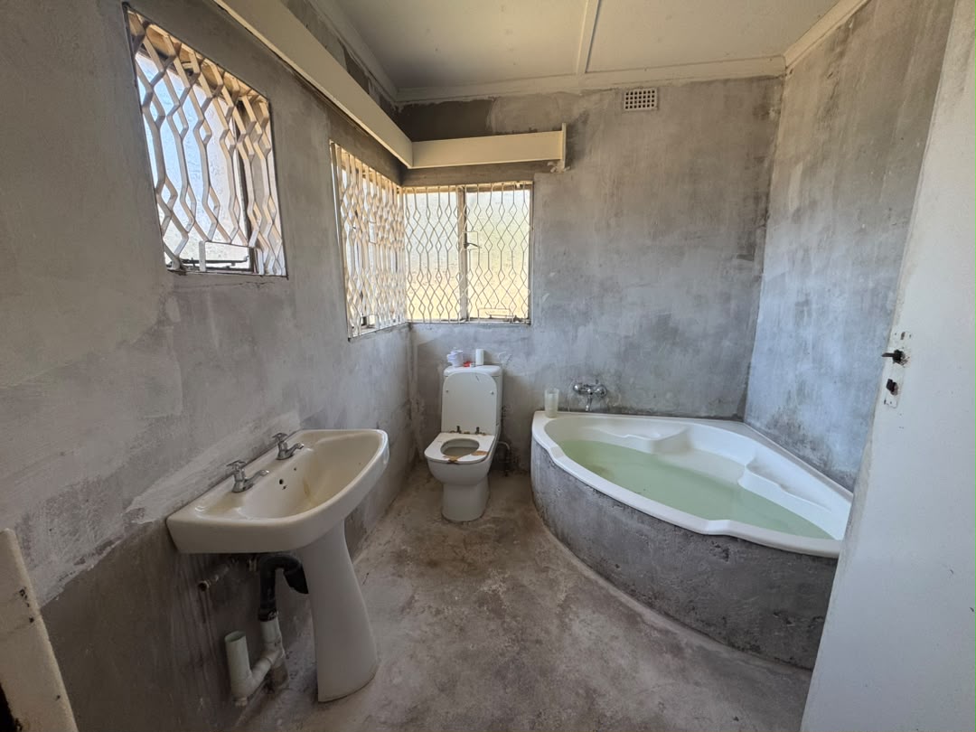 5 Bedroomed House in Hillside For Sale