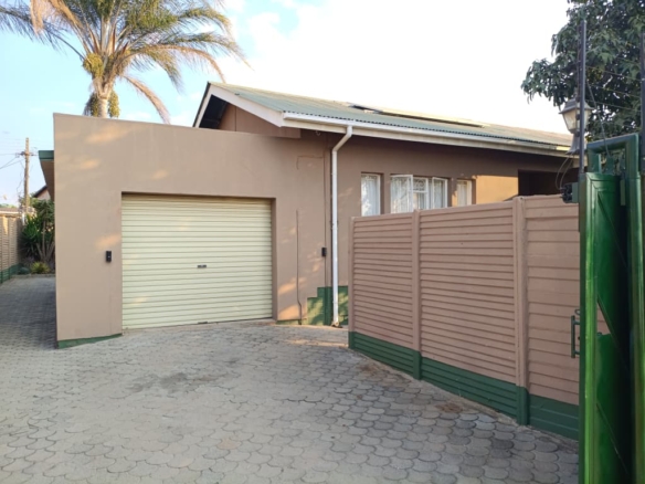 3 Bedrooms Fully Furnished House in Bradfield To Rent