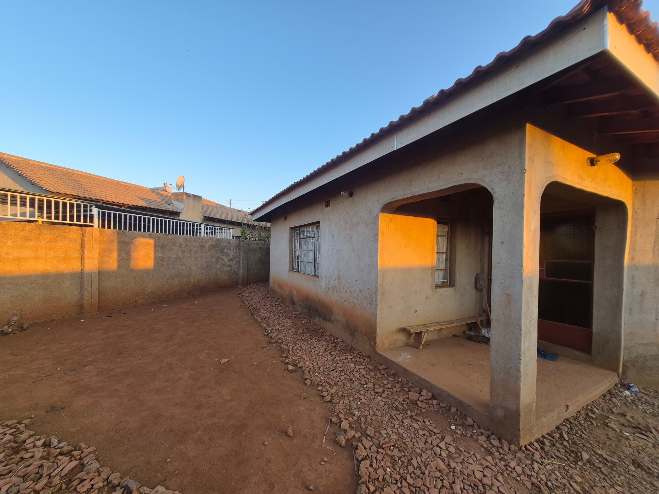 WhatsApp Image 2026-09-02 at 09.05.12 (1) 3 Bedroomed House in Mahatshula North For Sale