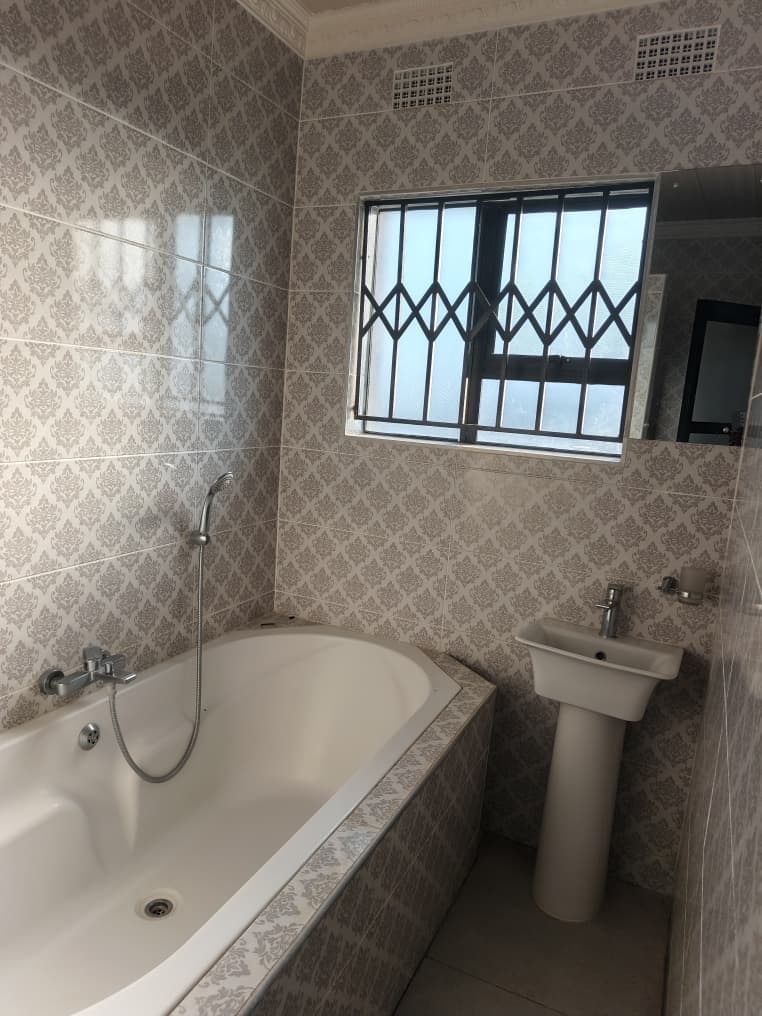 3 Bedroom House in Lochview To Rent