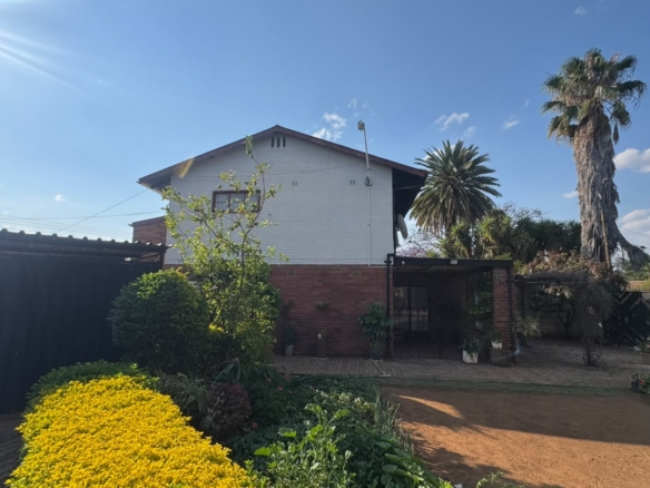 BRADFIELD – 2-BEDROOM DUPLEX FOR SALE $150K