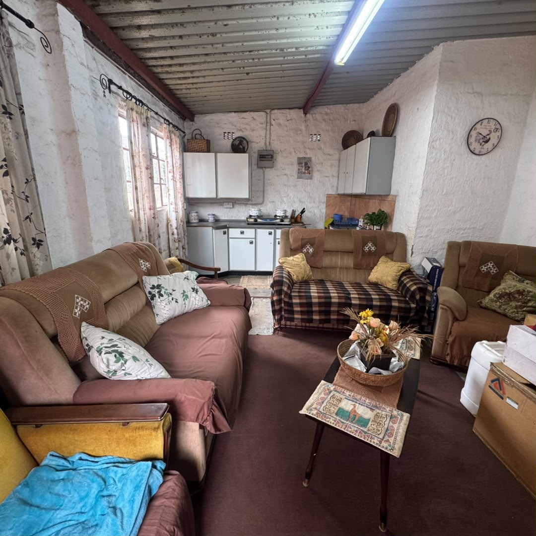 4 Bedroomed Thatched House in Burnside For Sale
