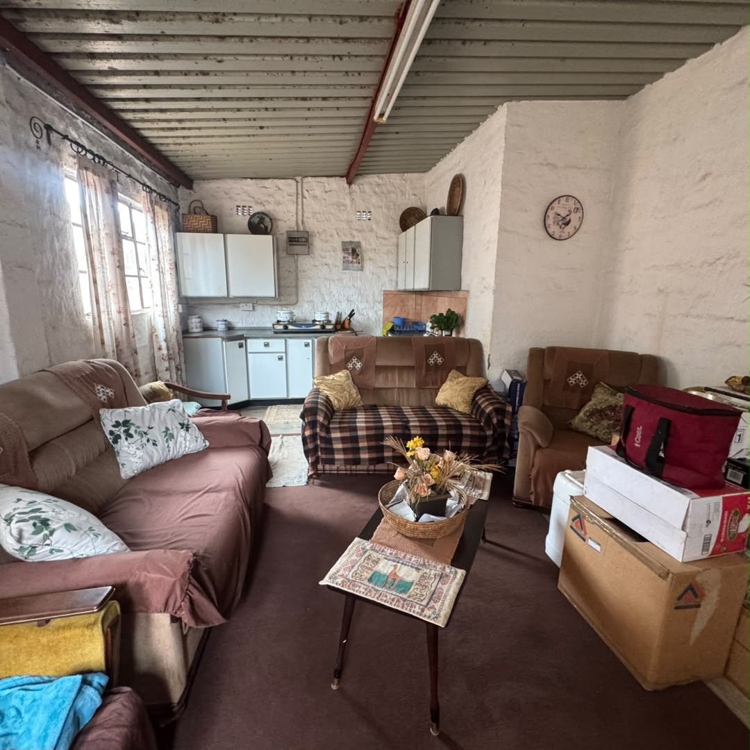 4 Bedroomed Thatched House in Burnside For Sale