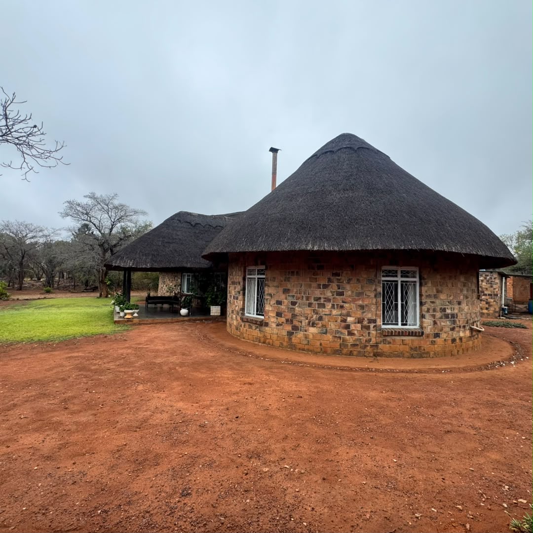 4 Bedroomed Thatched House in Burnside For Sale
