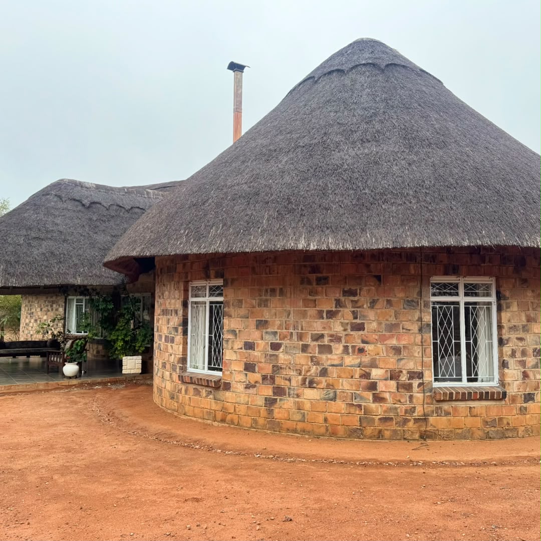 4 Bedroomed Thatched House in Burnside For Sale